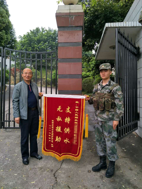 軍民團(tuán)結(jié)一家親 緊密協(xié)作保工期